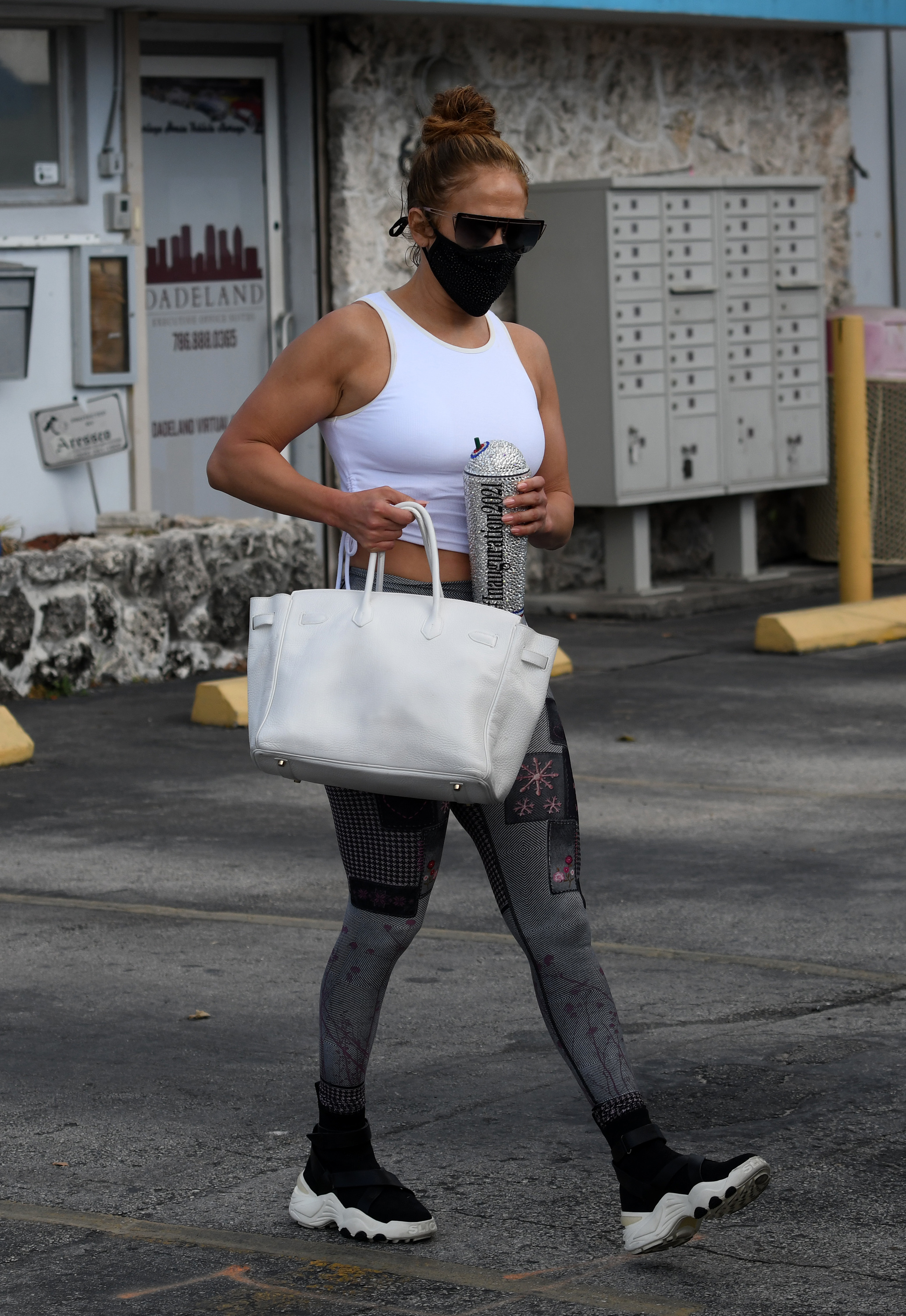 Η Jennifer Lopez πήγε στο γυμναστήριο με εκκεντρικό λουκ