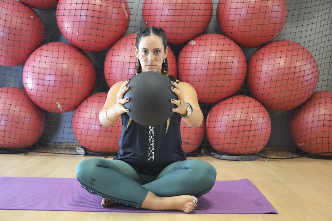 Η Μάντυ Περσάκη τεντώνει την μπάλα γυμναστικής καθώς κάνει ασκήσεις