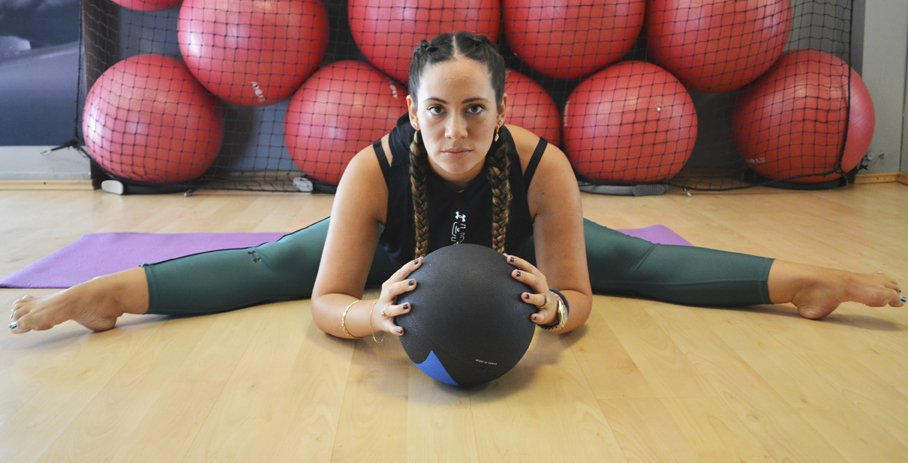 Η Μάντυ Περσάκη κάνει διατάσεις μετά τις ασκήσεις με την μπάλα γυμναστικής