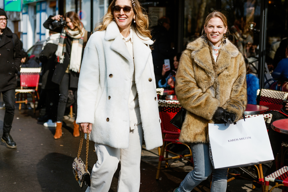 γυναίκες φορούν γούνες και παλτό σε streetstyle εμφανίσεις