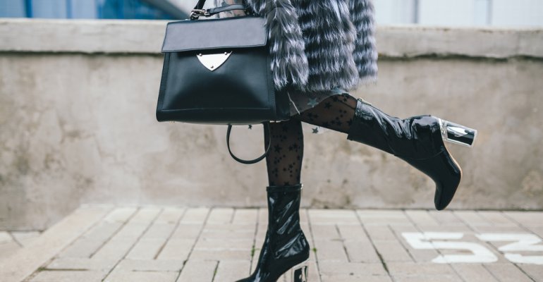street style με γυναίκα με μπότες και γούνα