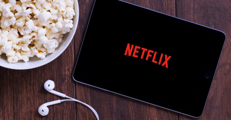 Netflix παίζει σε tablet με pop corn