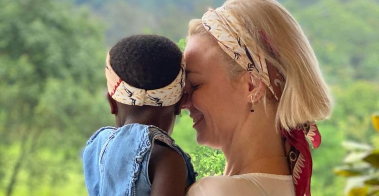 Η Χριστίνα Κοντοβά και η φωτογραφία με τη μικρή Ada στην Ουγκάντα