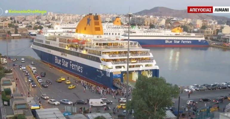 έλεγχοι και έξοδος από το λιμάνι του Πειραιά