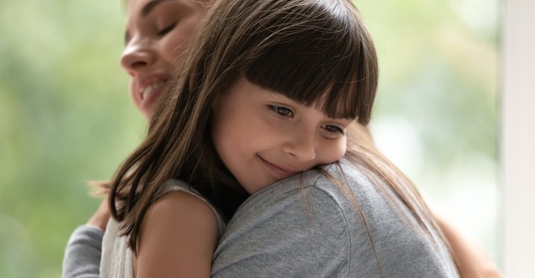 τα οφέλη της αγκαλιάς στο παιδί είναι πολύτιμα