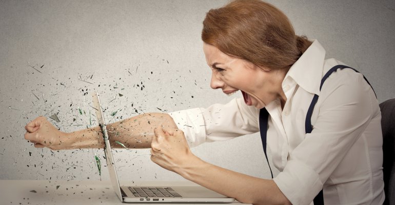 γυναίκα σπάει τον υπολογιστή θυμός