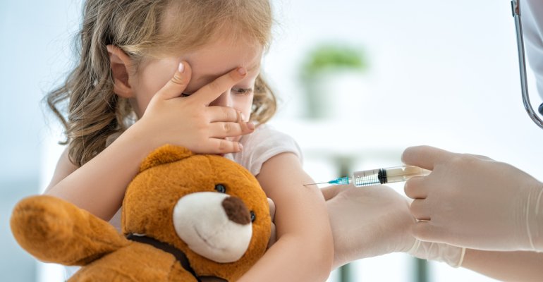 κορίτσι κάνει εμβόλιο φοβισμένο
