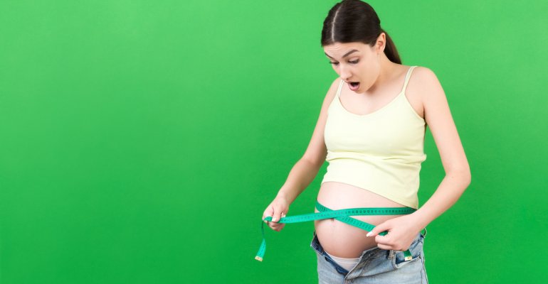 έγκυος γυναίκα μετράει την κοιλιά της