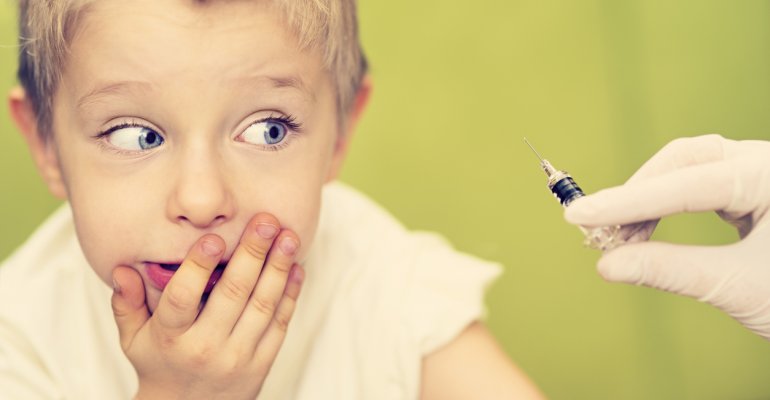 παιδί φοβάται το εμβόλιο