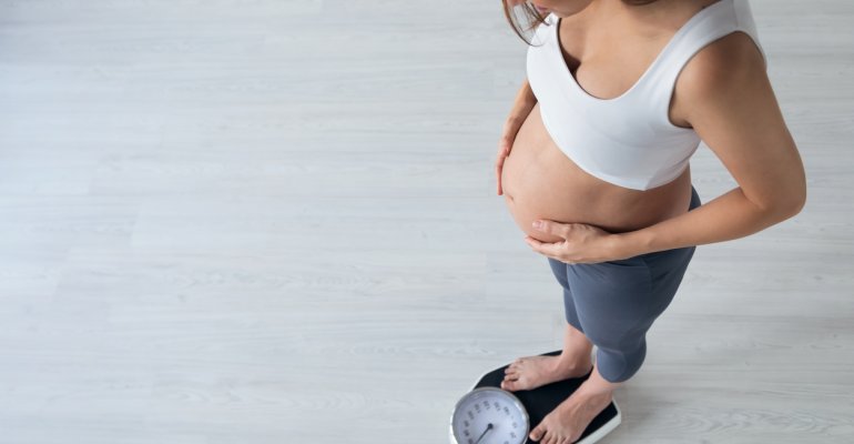 γυναίκα έγκυος ζυγίζεται