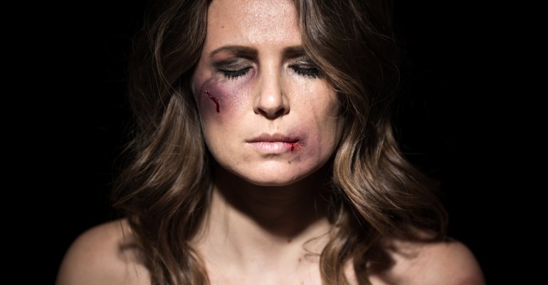 κακοποιημένη γυναίκα βία