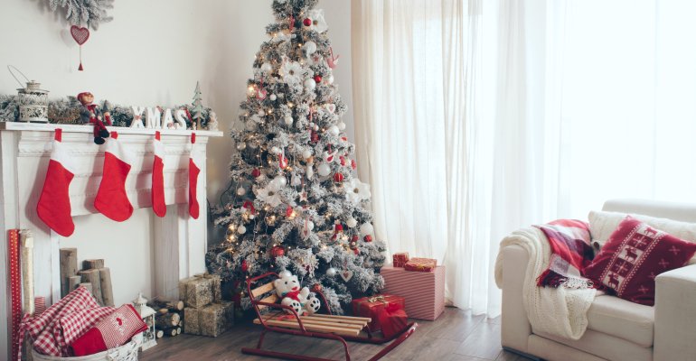 Οικονομικές ιδέες για χριστουγεννιάτικη διακόσμηση μικρού σαλονιού