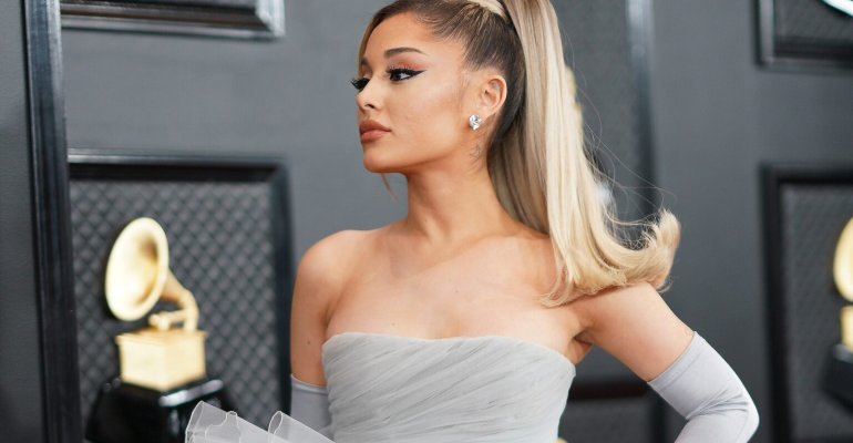 Ariana Grande: Βρήκαμε το λευκό φόρεμα που διάλεξε με την καυτή δερμάτινη λεπτομέρεια