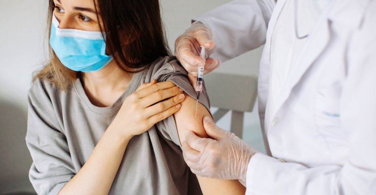 Κορονοϊός: Έρχεται η τέταρτη δόση εμβολίου "Απαραίτητη για τις νέες μεταλλάξεις"