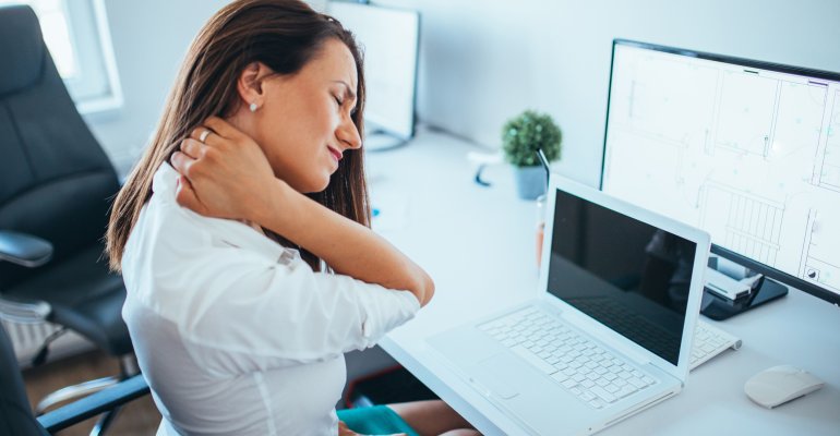 4 tips για να αντιμετωπίσετε τον πόνο στον αυχένα