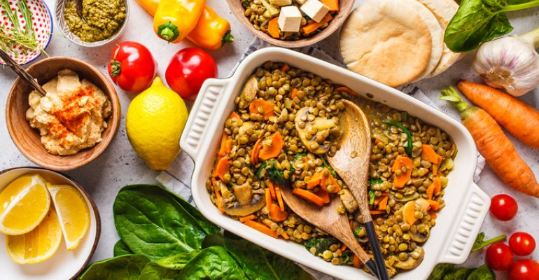 Πασχαλινό vegan τραπέζι: Τι να φας την Κυριακή του Πάσχα αν είσαι χορτοφάγος
