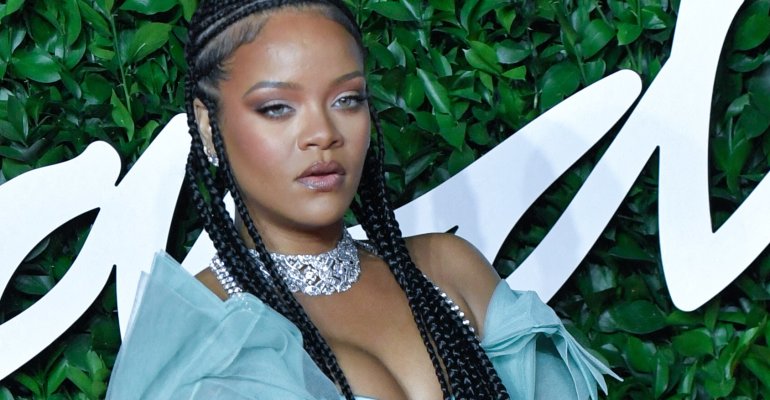 Rihanna: Ποζάρει άβαφη και μας δείχνει το απόλυτο skincare routine 