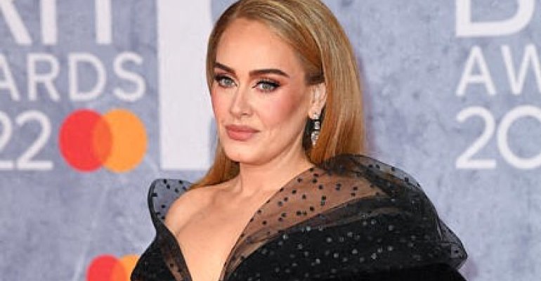 Adele : Δες τη να ποζάρει δίχως ίχνος make up 