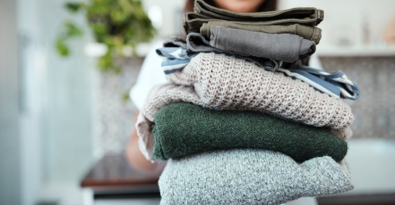 Φρεσκάρισμα ρούχων χωρίς πλύσιμο! Μάθε τα 5 σωτήρια μυστικά 