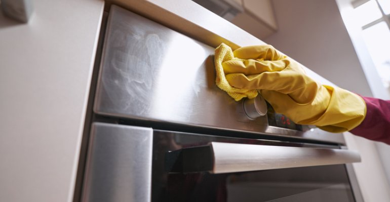 Καθάρισε τον φούρνο από τα λίπη με 3 υλικά που έχεις στην κουζίνα σου