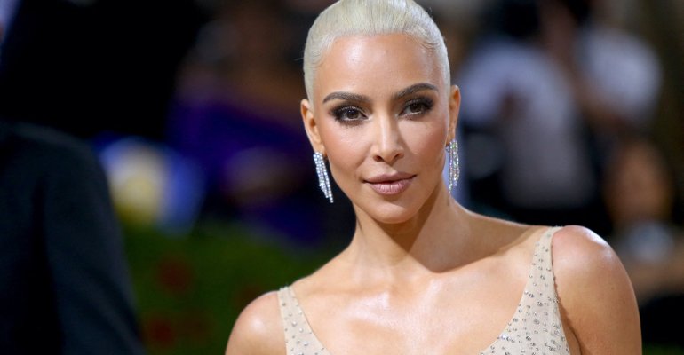 Kim Kardashian: Κατέστρεψε το ιστορικό χρυσό φόρεμα της Marylin Monroe- Φωτογραφίες
