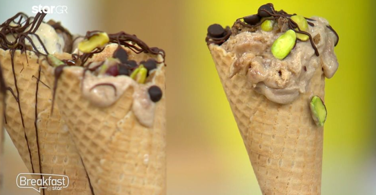 Παγωτό καραμέλα με μπισκότα, φιστίκια και σοκολάτα 