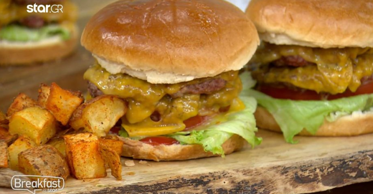 Σπιτικά smash burgers και τραγανές πατάτες σε κύβους
