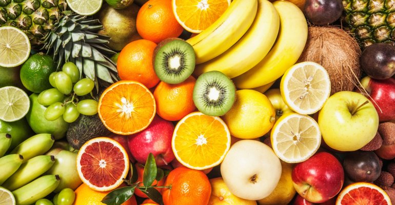 4 φρούτα που μπορείς να επιλέξεις για σνακ τους καλοκαιρινούς μήνες