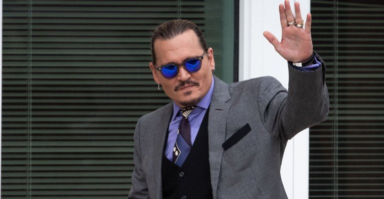 Johnny Depp: Εμφανίστηκε στη σκηνή με νέο look και ανεβασμένη διάθεση μετά τη δίκη με την Amber Heard