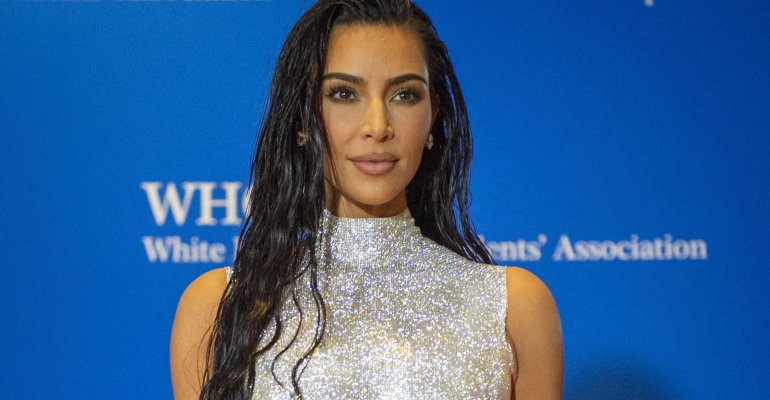 Kim Kardashian: Εμφανίστηκε με μαγιό που δεν περιμέναμε- Έτσι είναι το σώμα της χωρίς ρετούς