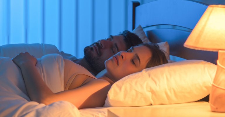 Κοιμάσαι με ανοιχτό το φως; Οι αρνητικές επιπτώσεις για την υγεία σου!