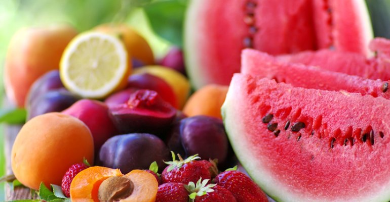 Καλοκαιρινά φρούτα: Οι θερμίδες και τα οφέλη που μας προσφέρουν 