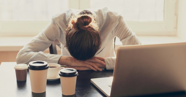Εργάζεσαι πολλές ώρες; Η κακή συνήθεια που “απειλεί” την καθημερινότητά σου