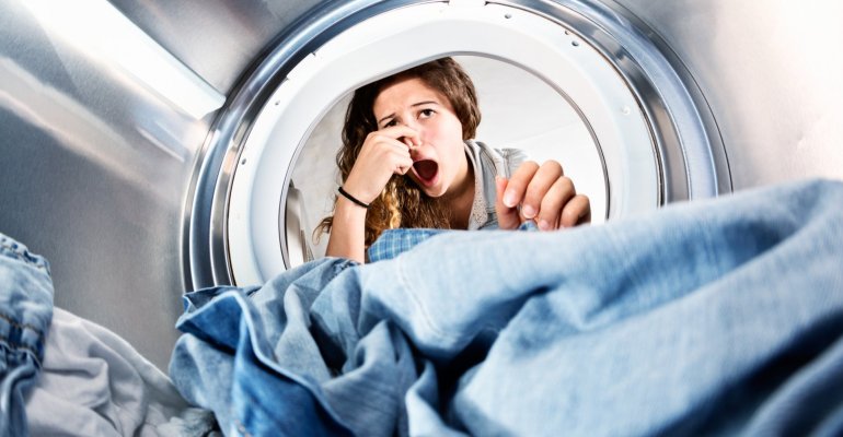 Ο λόγος που μυρίζουν τα ρούχα σου μετά το πλυντήριο και πώς να το αντιμετωπίσεις!