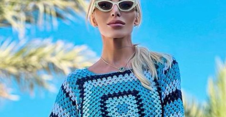 Αξεσουάρ παραλίας: Η Κατερίνα Καινούργιου φόρεσε τα πιο trendy κομμάτια της σεζόν και εντυπωσίασε!