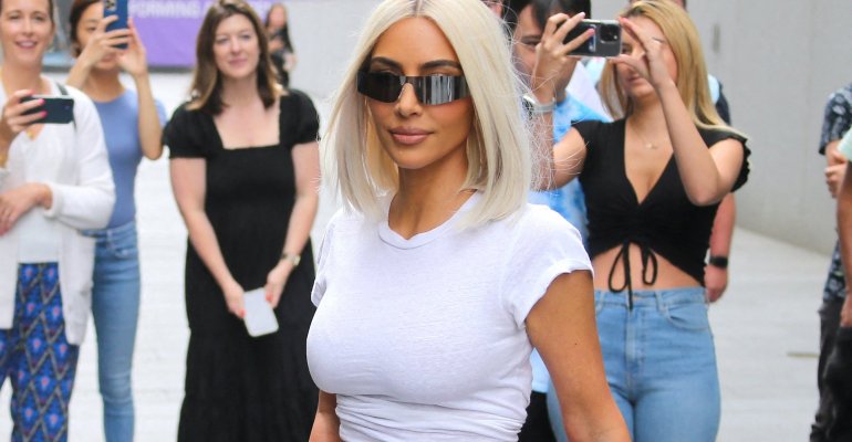Kim Kardashian: Έκανε laser σύσφιξης στομάχου και δημοσίευσε φωτογραφία με τα σημάδια της θεραπείας - «Είναι επώδυνο αλλά αξίζει τον κόπο»
