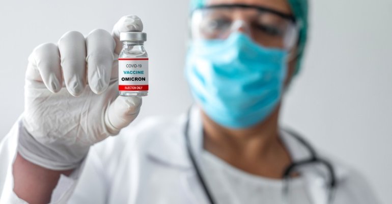 Κορονοϊός: Η Βρετανία γίνεται η πρώτη χώρα που εγκρίνει το εμβόλιο κατά της Όμικρον - Πότε φθάνει στη χώρα μας και ποιες παρενέργειες έχει