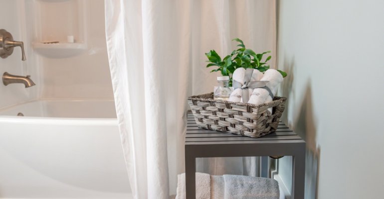 Πώς θα καθαρίσετε αποτελεσματικά και εύκολα την κουρτίνα του μπάνιου 