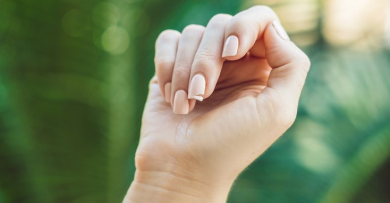 Σπάνε τα νύχια σας; Οι βασικές αιτίες και οι λύσεις για να αντιμετωπίσετε το πρόβλημα