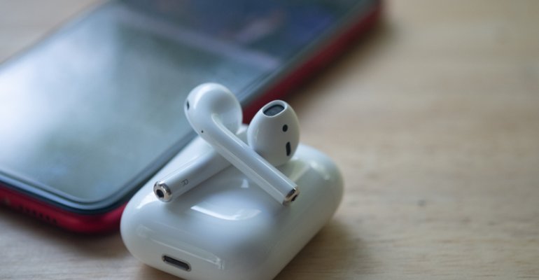 Ο τρόπος για να καθαρίσετε τα ασύρματα ακουστικά σας χωρίς να τα καταστρέψετε