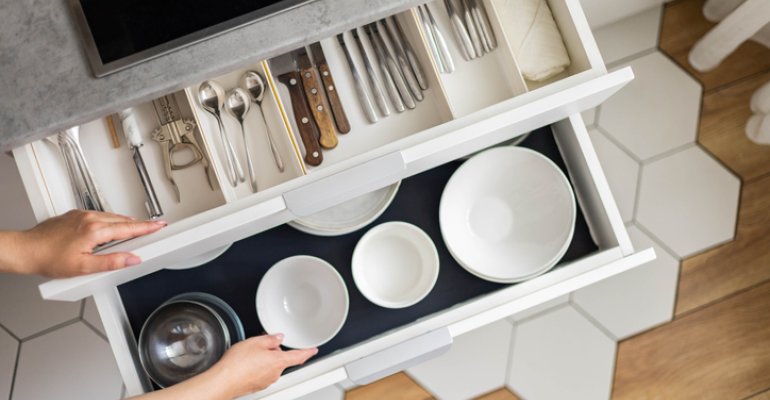 Οργάνωση κουζίνας: Τα βήματα για να τακτοποιήσεις σωστά όλα τα αντικείμενα της κουζίνας και να απελευθερώσεις χώρο