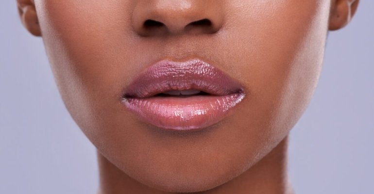 Η&Μ: Τα 6+1 καλύτερα lip gloss για ζουμερά χείλη κάτω από 8€!