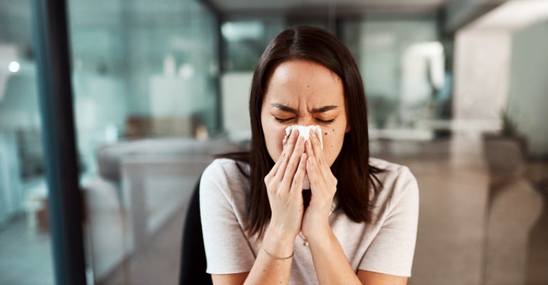 5 φυσικοί τρόποι για να αντιμετωπίσεις τη βουλωμένη μύτη και να αναπνεύσεις ελεύθερα
