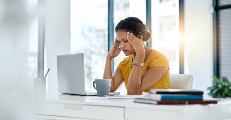 3 tips για να καταπολεμήσεις τον πονοκέφαλο που σου προκαλείται, από τις πολλές ώρες μπροστά στον υπολογιστή!