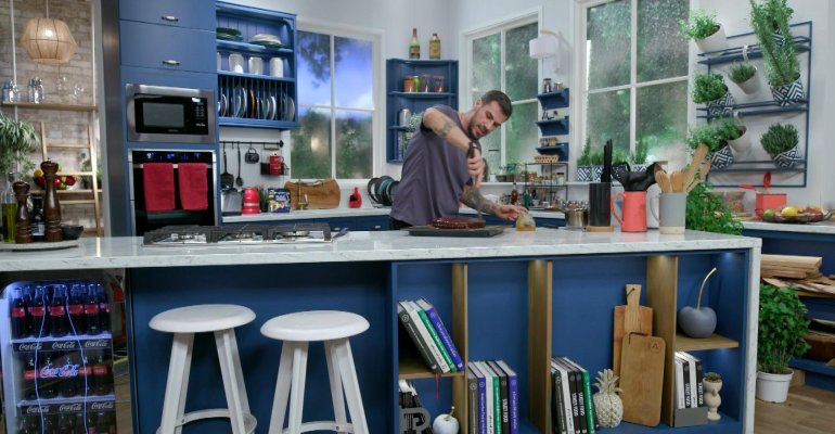 Kitchen Lab: Ο Άκης Πετρετζίκης παρουσιάζει το πιο λαχταριστό μενού για αυτό το Σαββατοκύριακο