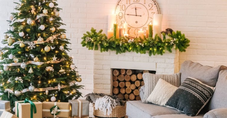 Έχεις μικρό σαλόνι; 5 απλές ιδέες για να το στολίσεις χριστουγεννιάτικα και να δείχνει εντυπωσιακό και λαμπερό