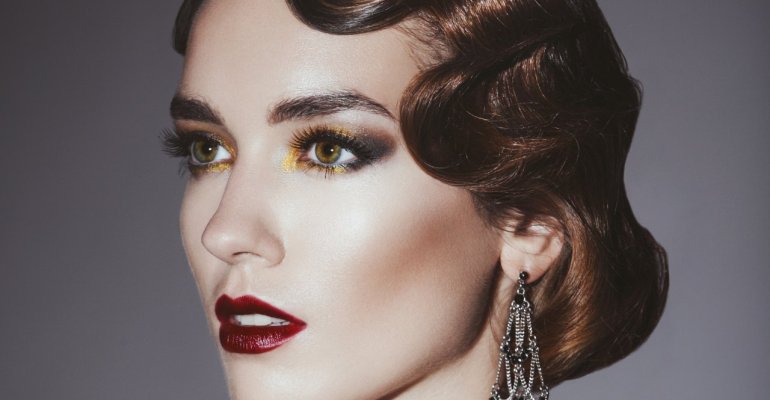 Εορταστικό μακιγιάζ: Οι 6 καλύτερες σκιές ματιών με glitter για να αναβαθμίσεις το look σου!