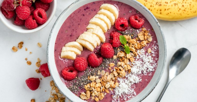 5 απλές συνταγές για τα φτιάξετε τα πιο γευστικά και υγιεινά smoothie bowls που βλέπετε στο Instagram
