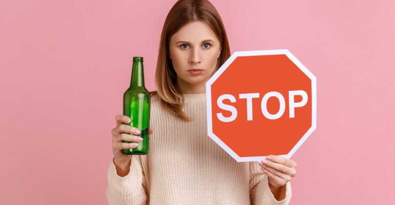 Dry January: Γιατί είναι ο μήνας που πρέπει να κάνεις το challenge με την αποτοξίνωση από το αλκοόλ;