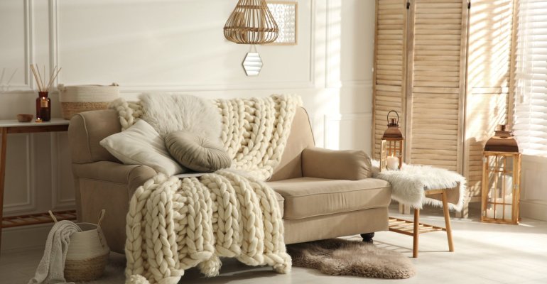 ZARA Home εκπτώσεις: 3+1 κομψά ριχτάρια για να διακοσμήσεις οικονομικά τον καναπέ στο σαλόνι σου